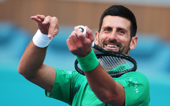 Djokovic bắt kịp thành tích của Nadal, Alcaraz nhận cú sốc ở Miami