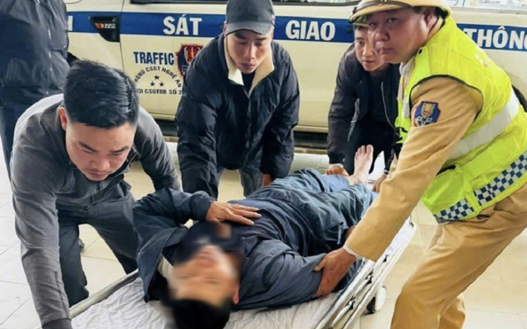 tỷ lệ kèo nhà cái hôm nay phụ nữ cầu cứu CSGT khi phát hiện chồng đột quỵ trên xe ô tô