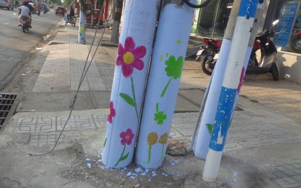 Hoa trên... trụ điện