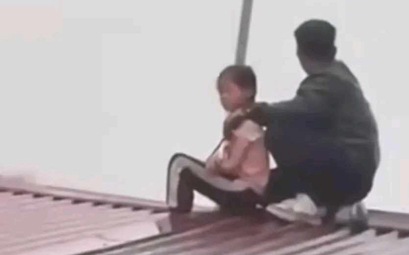 Gã đàn ông 2 tay cầm 2 dao xông vào nhà khống chế bé tỷ lệ kèo nhà cái 9 tuổi suốt 6 giờ