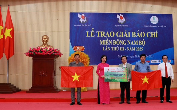 tỷ lệ bóng đá kèo nhà cái Động tặng 2.000 lá cờ Tổ quốc, học bổng ở Bình Phước