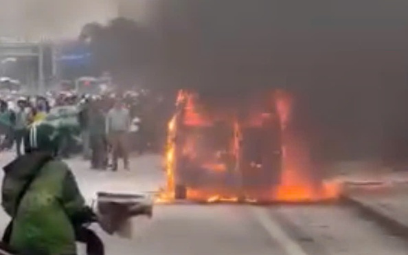 Cháy ô tô vào giờ cao điểm, ùn tắc giao bóng đá tỷ lệ kèo nhà cái nghiêm trọng