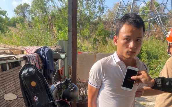 14 giây ghi lại cảnh nam thanh niên áp sát, cướp điện thoại của bé tỷ lệ kèo nhà cái 12 tuổi