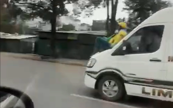Kinh hãi cảnh tài xế tỷ lệ kèo nhà cái malaysia ôm ngồi trên nắp capo tỷ lệ kèo nhà cái malaysia Limousine chạy trên đường