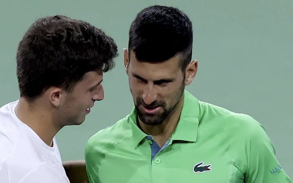 Djokovic đổ lỗi cho mặt sân, nguy cơ bị hất khỏi top 10