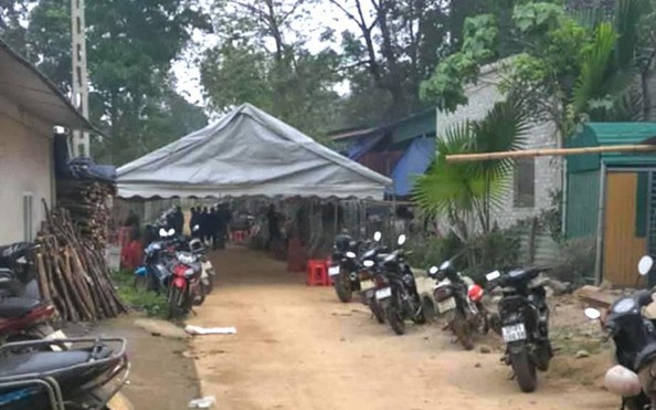 Khóc kiệt sức, vợ đột tử trong lễ đưa tang chồng