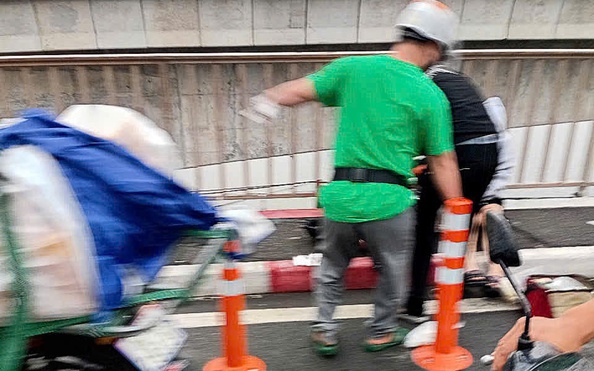 Hàng chục kèo nhà cái tỷ lệ bóng đá đi xe máy vừa ngã sõng soài trên cầu Sài Gòn
