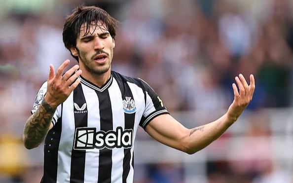 Sao Newcastle lại bị điều tra tội cá cược, cựu sao Man United liên quan