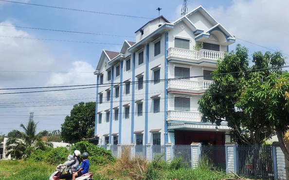 Cận cảnh tòa nhà 4 tầng chễm chệ trên đất trồng lúa ở tỷ lệ kèo nhà cái