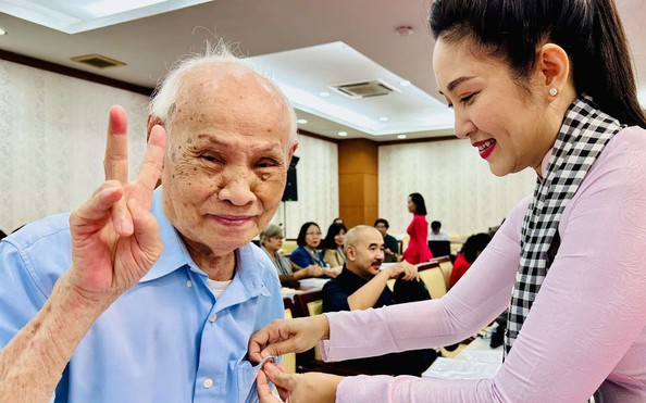 Nghệ sĩ tỷ lệ kèo nhà cái 88 phấn khởi đón nhận huy hiệu 50 năm thống nhất đất nước