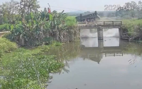 VIDEO: Xe tải phóng nhanh tông gãy thành cầu tỷ lệ cá cược kèo nhà cái xuống đập nước