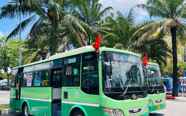 Xe buýt TP HCM đồng loạt treo cờ Tổ quốc mừng đại lễ 30-4