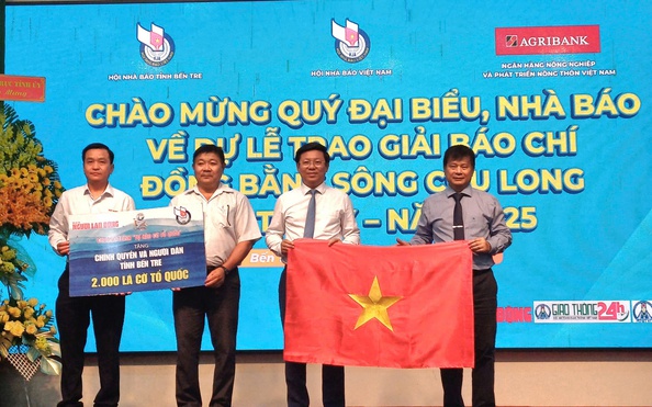 Trao 2.000 lá cờ Tổ quốc và 50 suất hỗ trợ học tập tại lễ trao Giải tỷ lệ bóng đá kèo nhà cái chí ĐBSCL