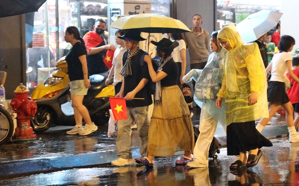 TP HCM: Người dân bất ngờ hứng mưa to trong buổi sơ duyệt diễu tỷ lệ kèo góc nhà cái, diễu hành