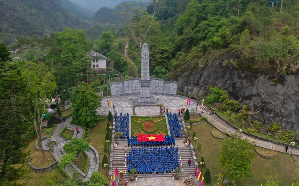 Ấn tượng Lễ chào cờ và hát kèo nhà cái tỷ lệ bóng đá ca quy tụ đông đảo học sinh tại Cột mốc Km0