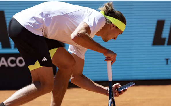 Zverev bị cảnh cáo vì dùng điện thoại chụp ảnh trong trận đấu tại tỷ lệ kèo nhà cái Madrid Open