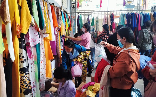 Công tỷ lệ kèo góc nhà cái háo hức "săn" hàng giảm giá, hàng "0 đồng"