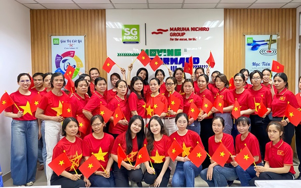 Giám đốc cùng công tỷ lệ kèo góc nhà cái hát vang "Như có Bác Hồ trong ngày vui đại thắng"