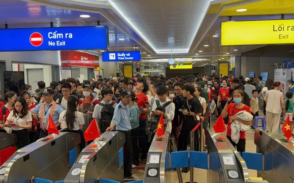 Ngay lúc này, metro ken kín tỷ lệ bóng đá kèo nhà cái dân đổ về trung tâm TP HCM