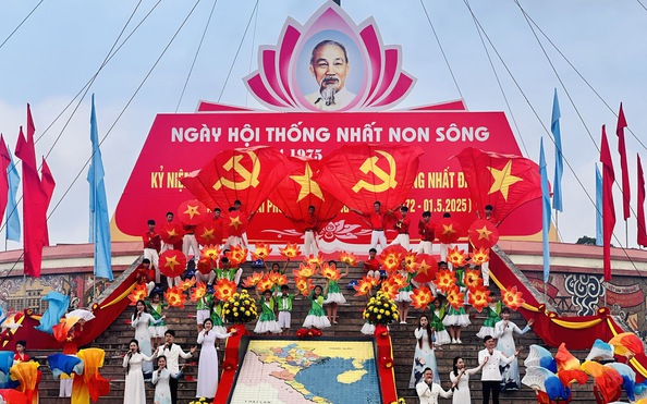 Thiêng liêng lễ thượng cờ Thống nhất non sông ở kỳ đài Hiền Lương