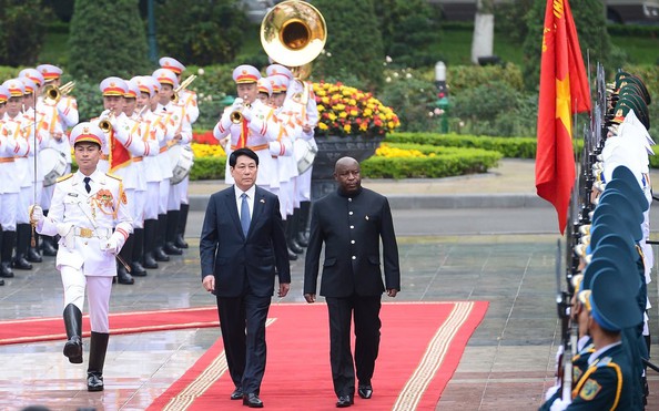 Chủ tịch kèo nhà cái tỷ lệ bóng đá Lương Cường đón, hội đàm với Tổng thống Burundi