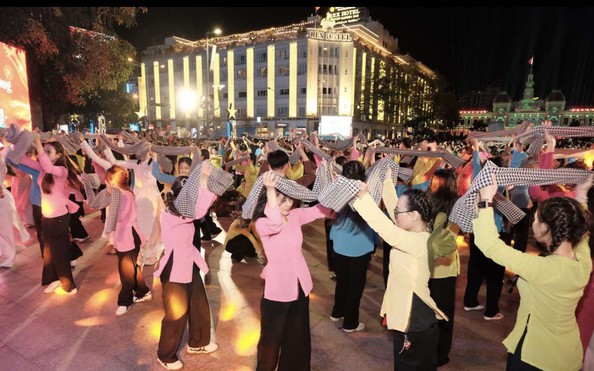 "Vũ hội khăn rằn" – Khúc ca rộn ràng tỷ lệ kèo nhà cái malaysia lòng yêu nước giữa lòng phố thị