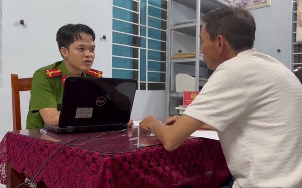 Cha dàn dựng "màn kịch" nhặt ví tiền để con trai "lập công chuộc tội"