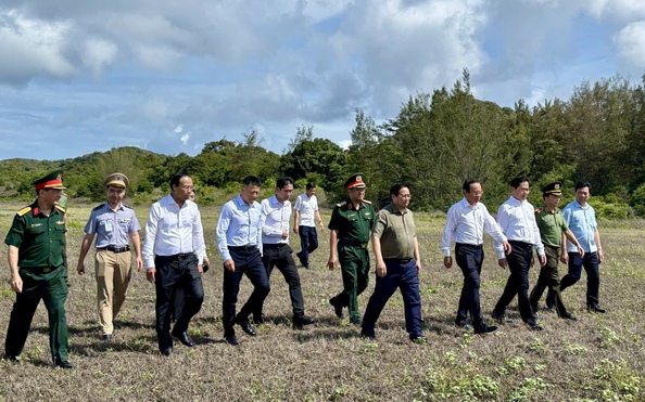 Thủ tướng Phạm Minh Chính kiểm tra sân bay, thăm gia đình chính sách ở Côn Đảo
