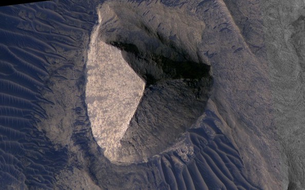 "Kim tự tháp 3 mặt” hiện ra trong ảnh NASA chụp hành tinh khác