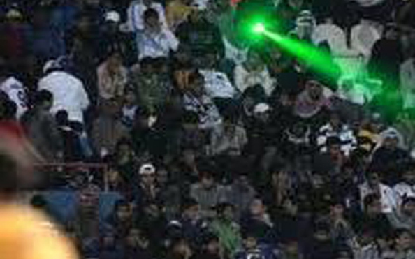 Tuyệt chiêu" laser của CĐV Malaysia
