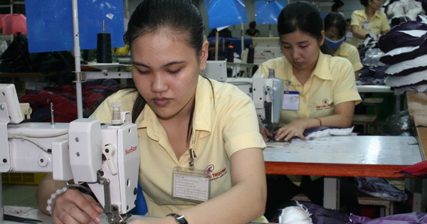 Tháng lương thứ 13 đang là phúc lợi lớn nhất của người lao động Tháng lương thứ 13 đang là phúc lợi lớn nhất của người lao động