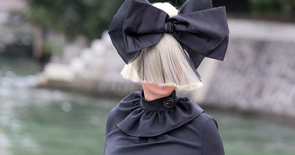 Ca sĩ Sia tiếp tục phong cách quái tại Venice