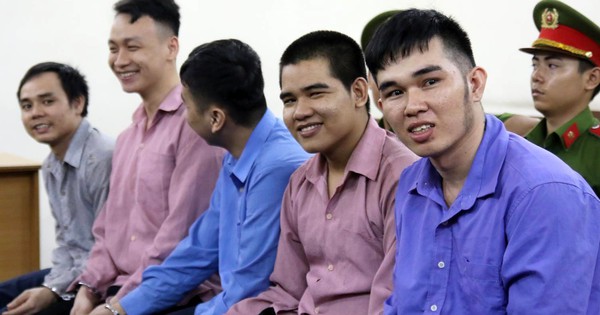 Giết người trong quán ốc, nhóm thanh niên cười tươi tại tòa