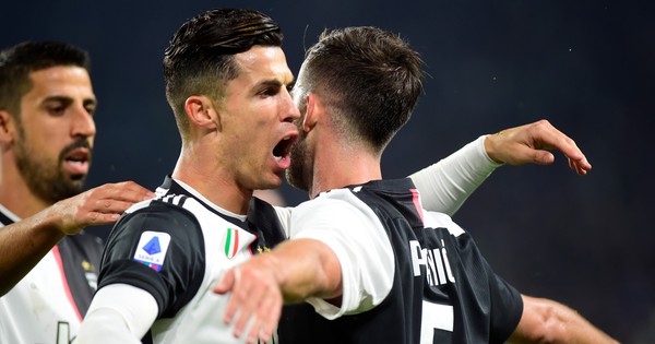 Juventus tặng quà độc, Ronaldo bùng nổ với bàn thắng 701