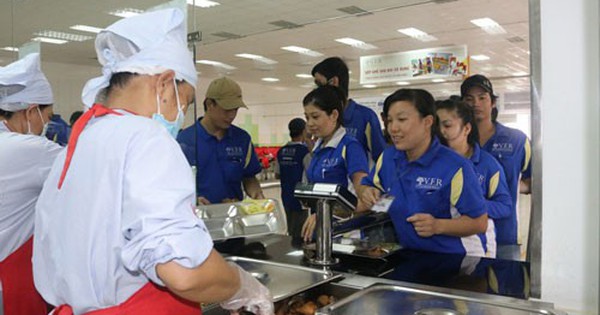 Chăm chút bữa ăn của công nhân