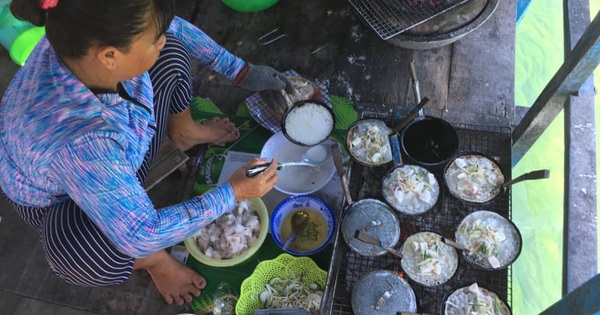 (NLĐO) - Bánh xèo mực ở phố biển Quy Nhơn, tỉnh Bình Định mang một nét rất riêng với hương vị độc đáo, khác biệt so với bất cứ loại bánh xèo nào ở các vùng miền khác.