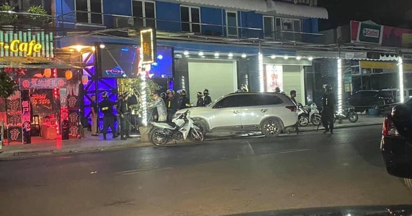 Gần 100 dân chơi trong quán bar được đưa về trụ sở công an trong đêm