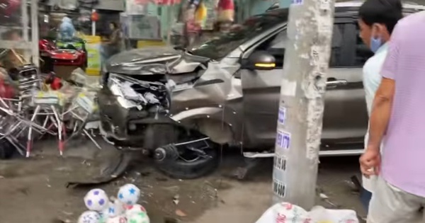 Xe 7 chỗ lùa 3 xe máy, lao vào cửa hàng ven đường ở quận 12