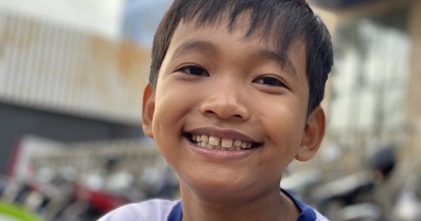 Hành động đẹp của cậu bé 10 tuổi ở góc đường An Dương Vương, quận 5
