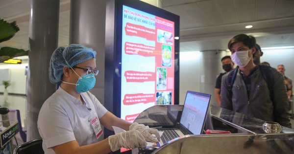 Nhân viên sân bay Tân Sơn Nhất sau giờ làm phải về nhà tự cách ly