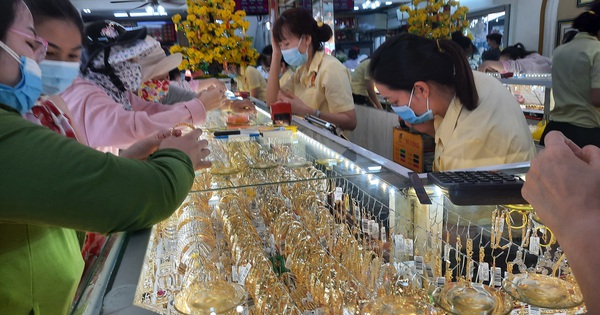 Giá vàng hôm nay 20-2: Bật tăng dù các quỹ đầu tư bán tiếp 2,15 tấn vàng Giá vàng hôm nay 20-2: Bật tăng dù các quỹ đầu tư bán tiếp 2,15 tấn vàng