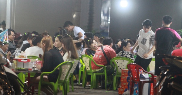 TP HCM: Lấy mẫu xét nghiệm ngẫu nhiên ở quán nhậu, phạt hàng loạt nhà hàng TP HCM: Lấy mẫu xét nghiệm ngẫu nhiên ở quán nhậu, phạt hàng loạt nhà hàng
