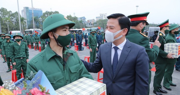 Bí thư, Chủ tịch Thanh Hóa tiễn gần 4 ngàn tân binh nhập ngũ Bí thư, Chủ tịch Thanh Hóa tiễn gần 4 ngàn tân binh nhập ngũ