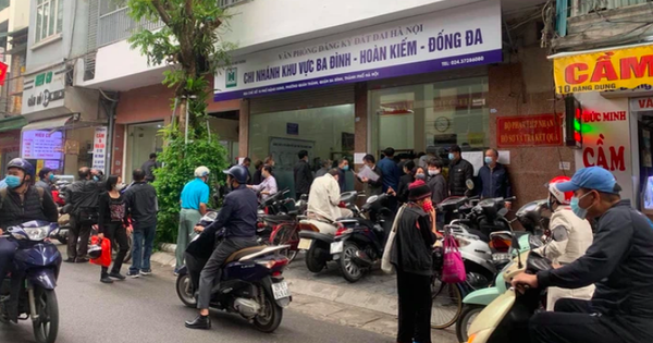 Người dân đổ xô đi nộp tiền sử dụng đất, cơ quan thuế "tăng ca" thứ 7 và chủ nhật Người dân đổ xô đi nộp tiền sử dụng đất, cơ quan thuế "tăng ca" thứ 7 và chủ nhật