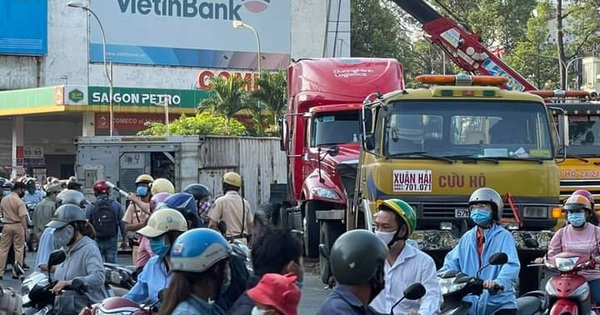 TP HCM: Ôm cua gắt, container lật ngang ngay ngã bảy Lý Thái Tổ