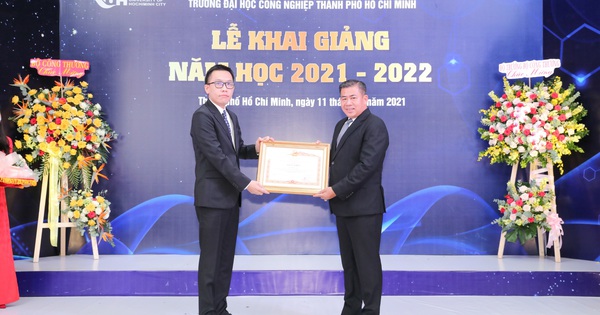 Hiệu trưởng Trường ĐH Công nghiệp TP HCM nhận Bằng khen của Thủ tướng Chính phủ