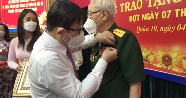 Đại tá Đinh Văn Huệ xúc động nhận Huy hiệu 75 năm tuổi Đảng
