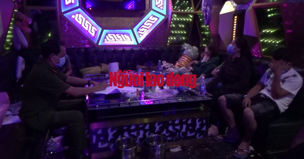 CLIP: Đột kích quán karaoke lúc 1 giờ sáng, công an phát hiện nhiều "chân dài" đang bay lắc ...