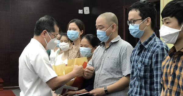 Phó Giám đốc và các chuyên gia, bác sĩ Bệnh viện Trung ương Huế xung phong vào vùng dịch Bắc Giang