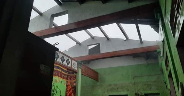 Hàng chục nhà dân tốc mái sau 30 phút mưa đá, lốc xoáy quét qua